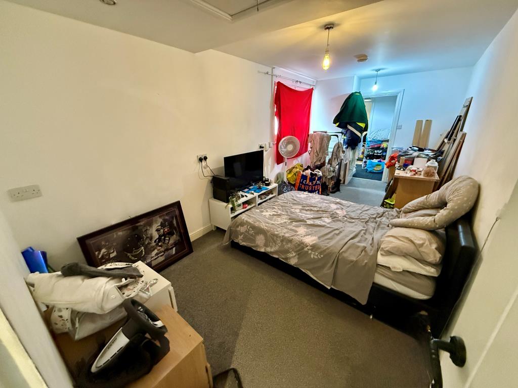 Lot: 104 - MIXED USE INVESTMENT - SHOP, FIVE FLATS, PARKING SPACES AND SEVEN STORES - Flat 5 bedroom